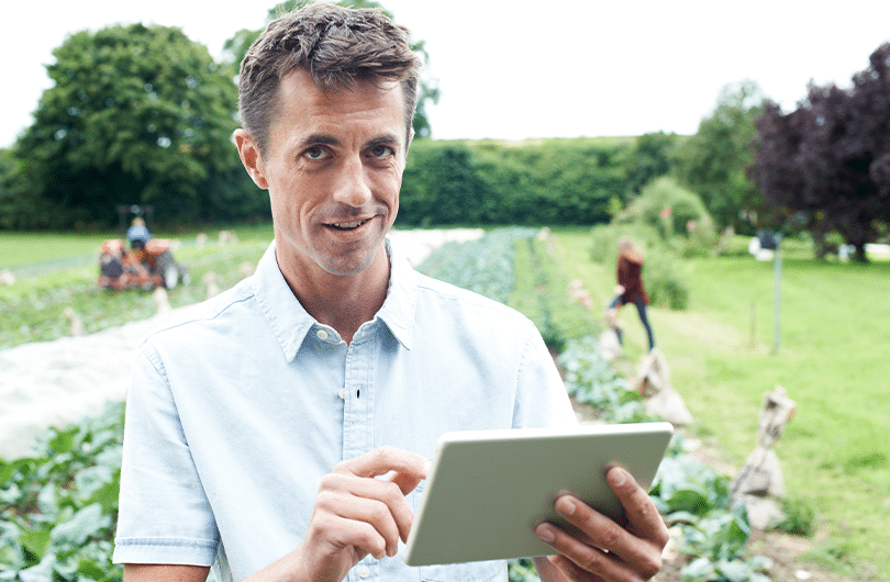 Agriculteur qui est sur sa tablette